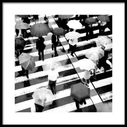 Umbrellas on Crosswalk Plakat i gruppen Plakater / Sort-hvid hos Desenio AB (11678)