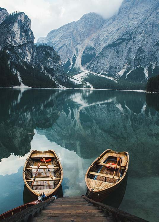  – Fotografi af to både i en sø med tågeindhyllede bjerge i baggrunden