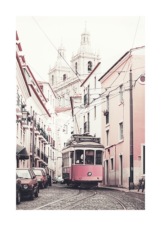  – Fotografi af lyserøde og hvide bygninger langs en gade med en sporvogn i midten
