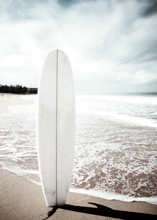 – Plakat af et surfbræt foran en strand