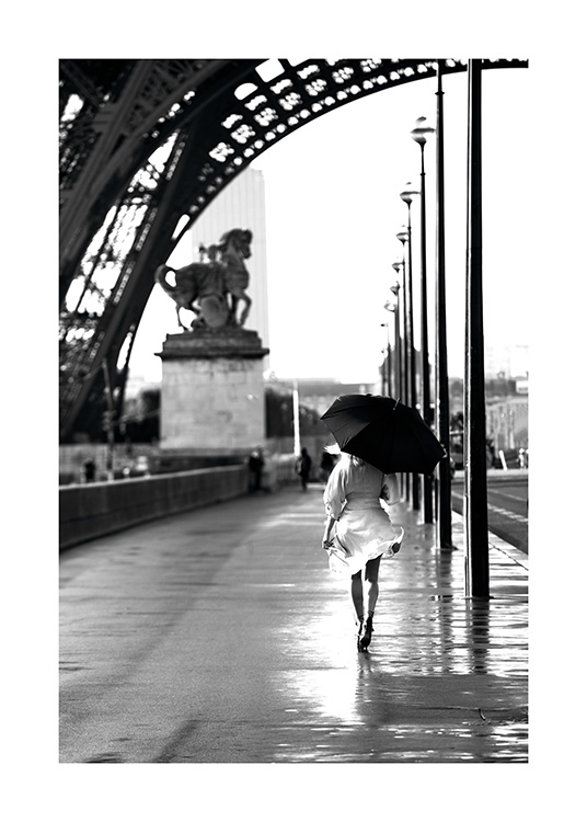  – Sort-hvidt foto af en kvinde, der går med en paraply under Eiffeltårnet
