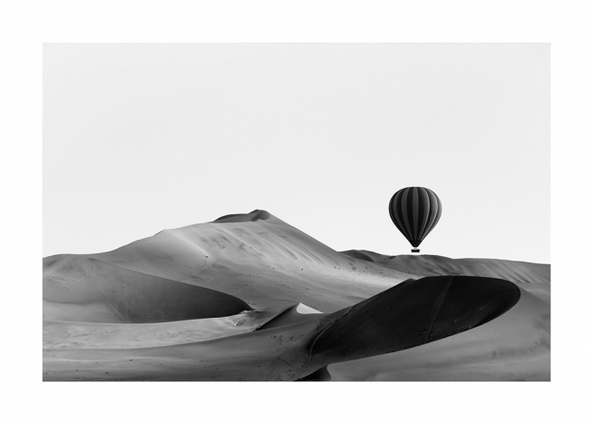 Hot Air Balloon Over Dunes Plakat / Naturmotiv hos Desenio AB (11488)