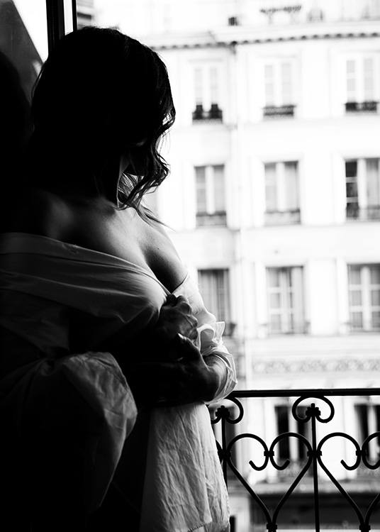 – Sort/hvid fotografi af en kvinde, der står ved vinduet