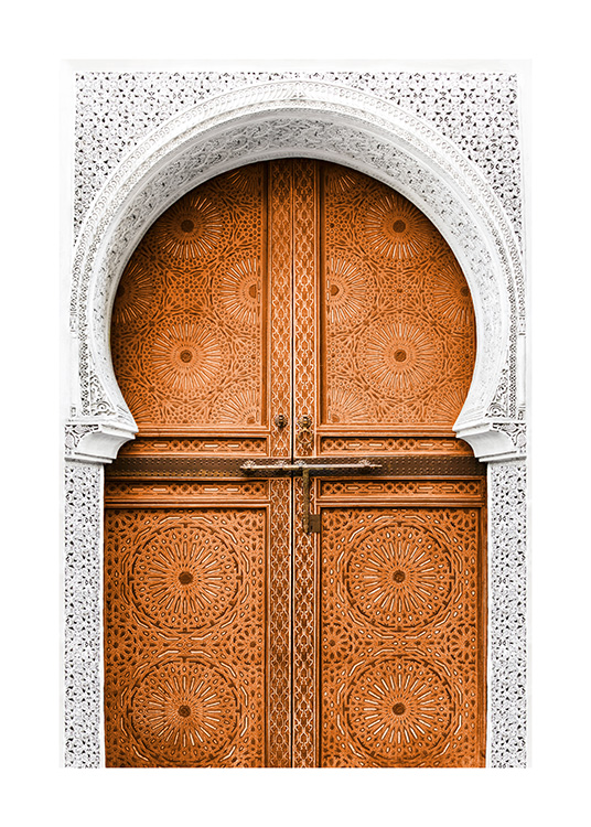 – Fotografi af en ockra-farvet dør omgivet af en hvid indgang. 