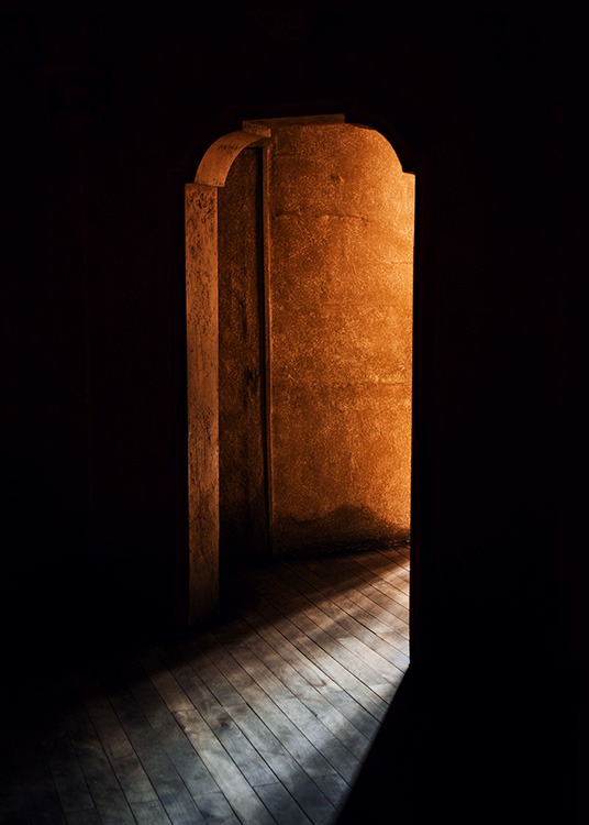 – Fotografi af lyset, der skinner gennem en åbning mellem mørke vægge. 