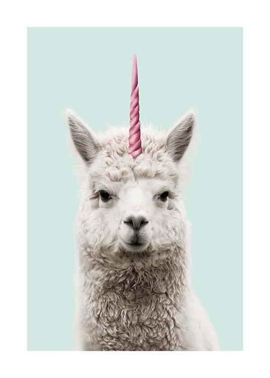–Plakat af en lama med et horn på en farverig baggrund. 