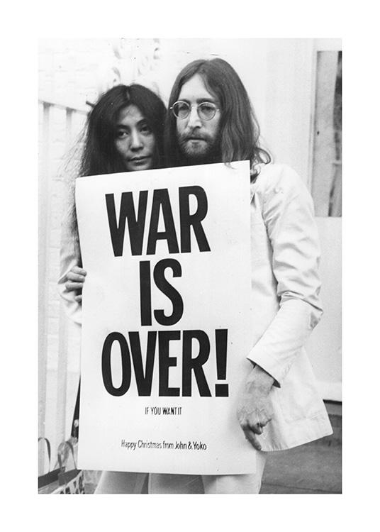  – Sort-hvidt fotografi af John Lennon og Yoko Ono, der holder et protestskilt