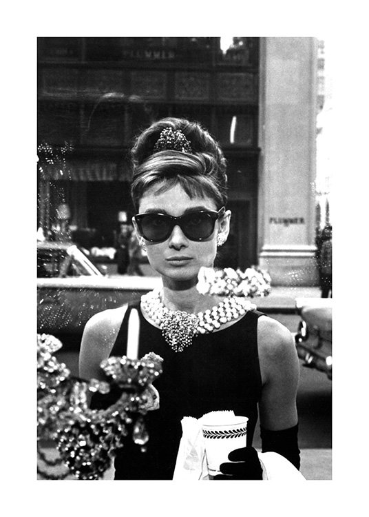  – Sort-hvidt fotografi af Audrey Hepburn iført solbriller fra Breakfast at Tiffany's