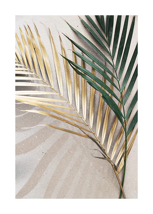  – Fotografi af to palmeblade i grønt og guld, der ligger på en stenbaggrund i beige