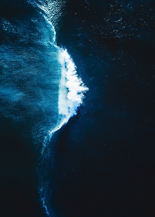 –Fotografi af havet med en bølge, der går igennem.