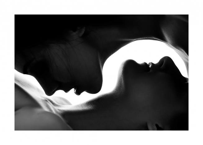 Kiss On The Neck Plakat / Sort-hvid hos Desenio AB (12487)