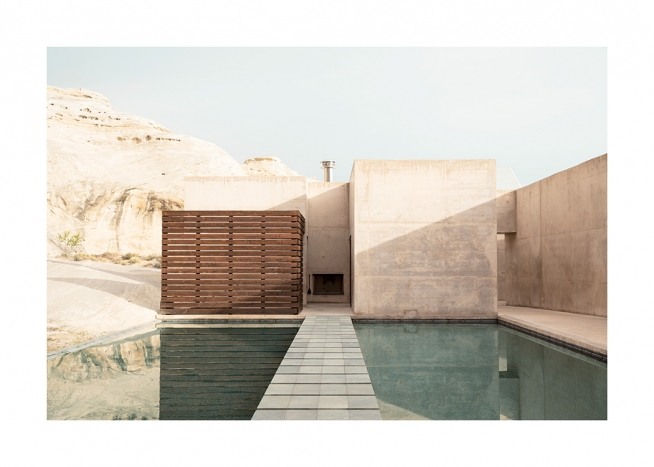 – Fotografi af betonbygning med bjerge i baggrunden og swimmingpool i forgrunden