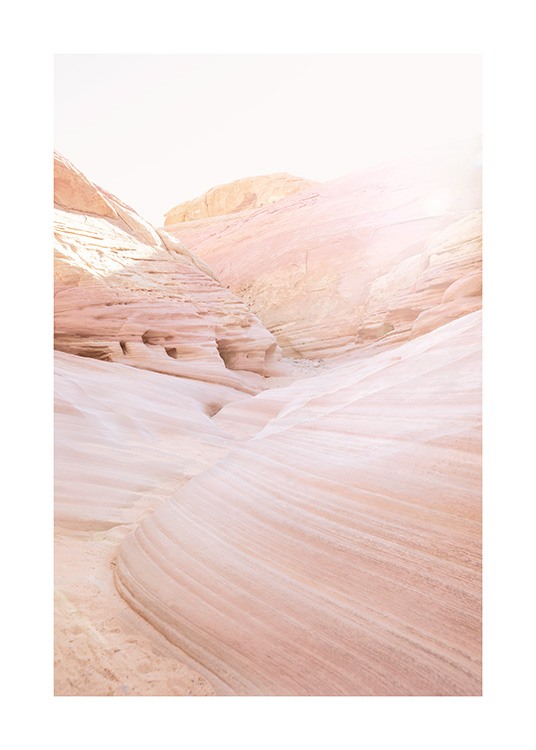  – Fotografi af ørkenlandskab med lyserøde canyons og bølgemønstrede klipper