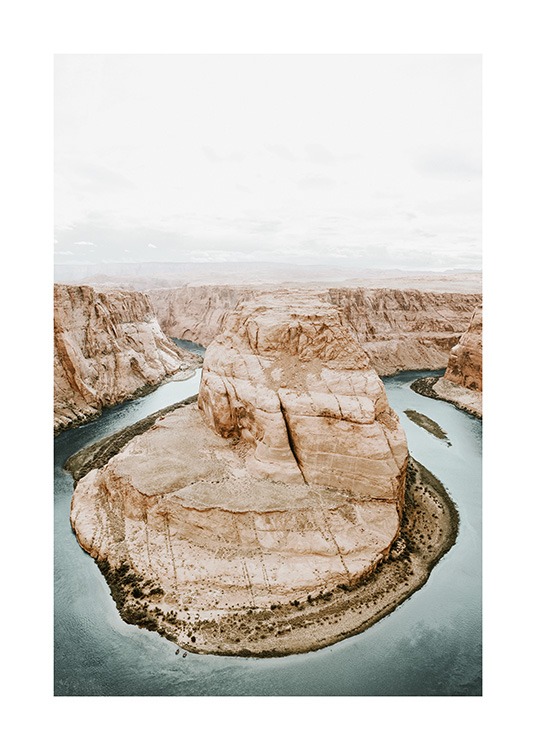  – Fotografi i fugleperspektiv af landskab med vand formet som hestesko omgivet af canyons
