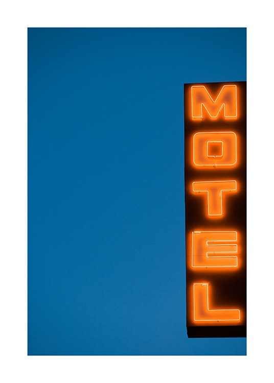  - Fotografi af skilt med neonlys og teksten Motel mod en mørkeblå baggrund