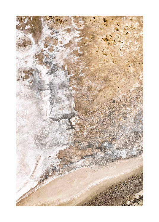  - Luftfoto af en saltsø i beige og hvid med guldfarvede detaljer