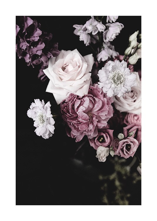  - Mørk blomsterbuket med lyserøde, lilla og hvide blomster og en mørk baggrund