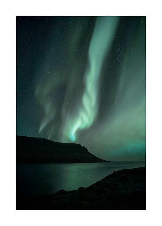  - Fotografi af grønt nordlys bag bjerge og hav i Island