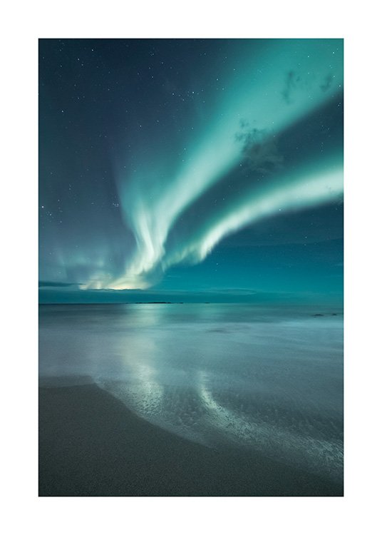  - Foto af blåt nordlys og mørkeblå himmel bag en sandstrand