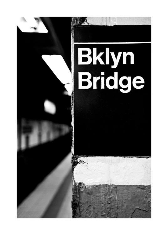  - Sort-hvidt fotografi af Bklyn Bridge-skilt i New Yorks undergrundsbane