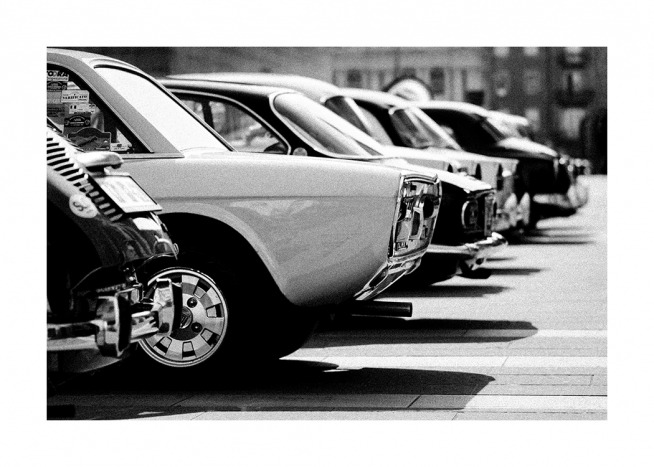  - Sort-hvidt fotografi af en række parkerede vintagebiler i retrostil