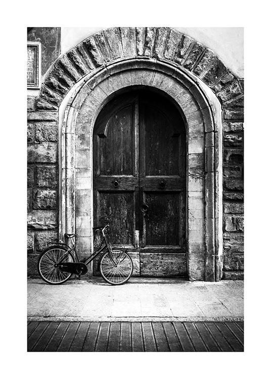  - Sort-hvidt fotografi af en rustik dør med cykel foran