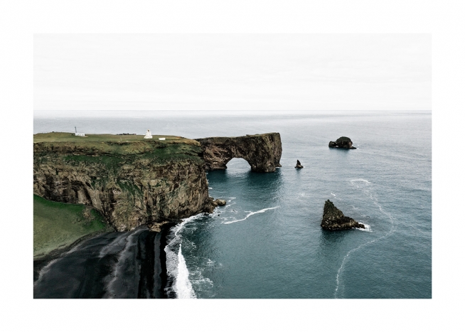  - Fotografi af hav og klipper på halvøen Dyrholaey i Island taget ovenfra