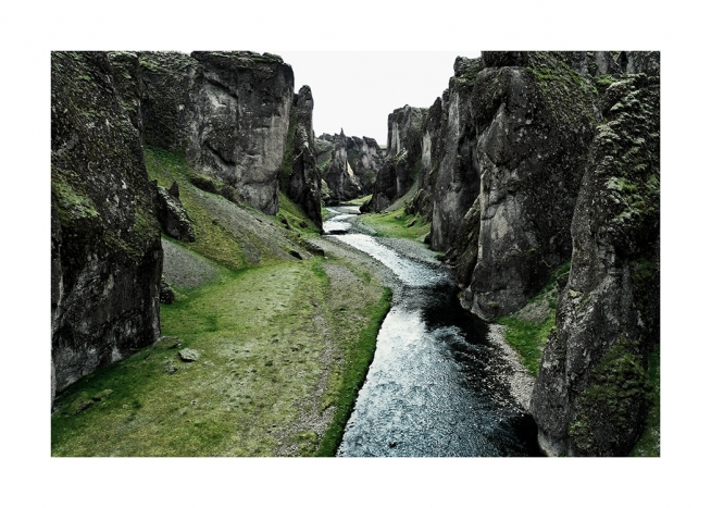  - Fotografi af Fjadrargljufur-kløften med flod og grønt landskab