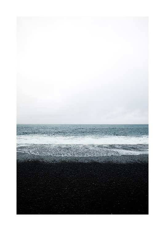  - Fotografi af en sort sandstrand og hav i Island