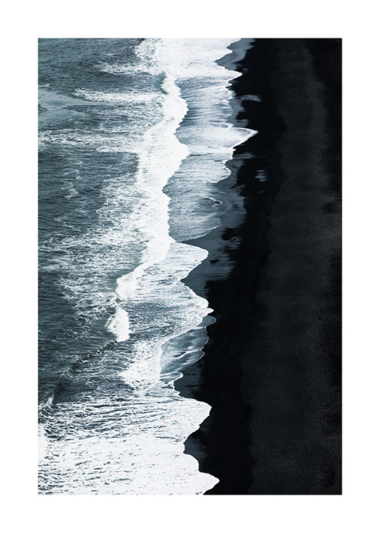  - Fotografi af havets bølger og en sort sandstrand i Island