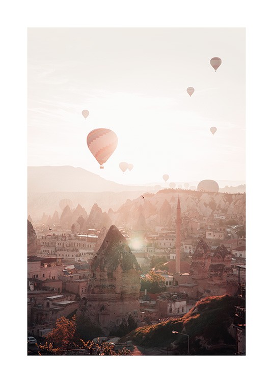  – Fotografi af luftballoner og solnedgang over byen Cappadocia i Tyrkiet