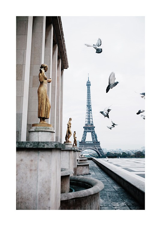  - Foto fra Paris med Eiffeltårnet bag flyvende duer og gyldne statuer