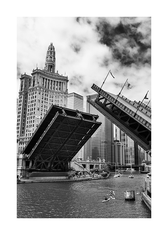  - Sort-hvidt fotografi af Chicago Bridge, der går op, med både på floden og bygninger i baggrunden