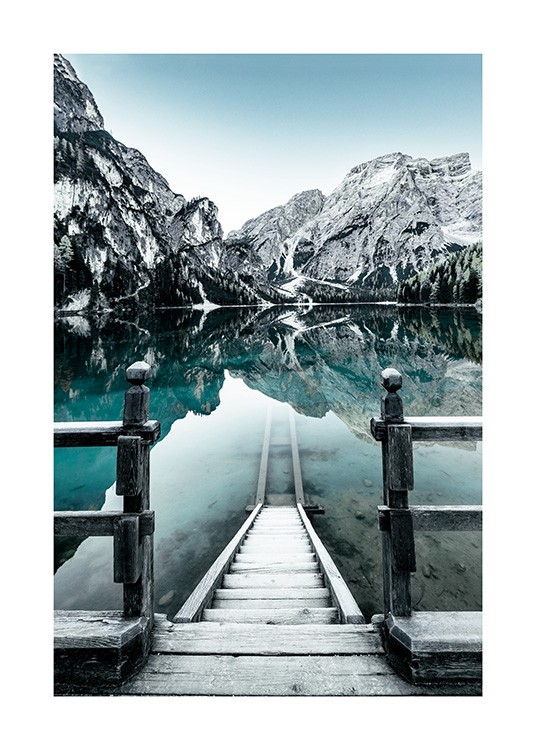  - Naturplakat med fotografi af snedækkede bjerge bag en sø i Braies, Italien, og trappe ned i søen