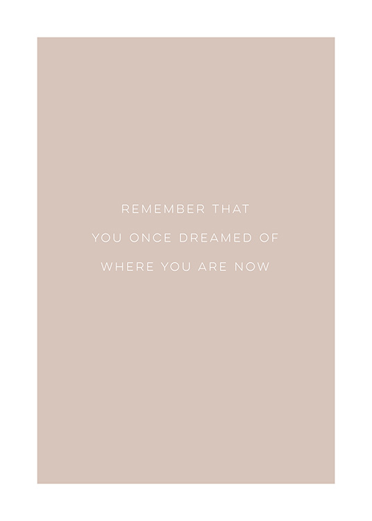  - Plakat med inspirerende citat om at huske, hvor du er kommet til. Teksten er skrevet med hvidt på en baggrund i støvet lyserød