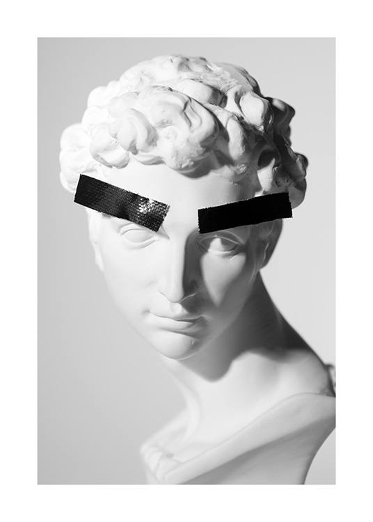  - Fotografi i sort-hvid af en marmorstatue med sort tape som øjenbryn 