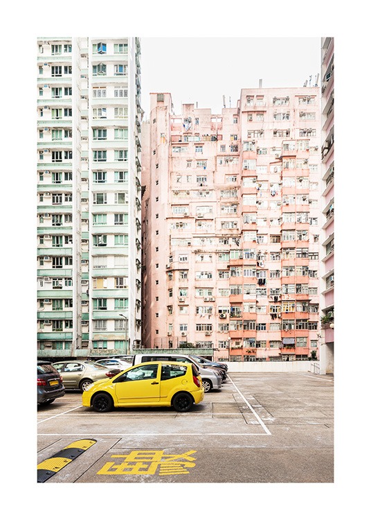  - Fotografi fra Hong Kong med en gul bil foran pastelfarvede lejlighedskomplekser i farverne grøn og fersken
