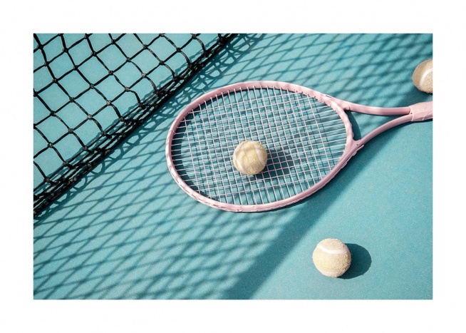  - Fotografi af turkis tennisbane med en lyserød tennisketsjer og tre tennisbolde 