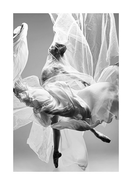  - Fotografi af ballerina, der står på tåspidser, i et hvidt bølgende stof