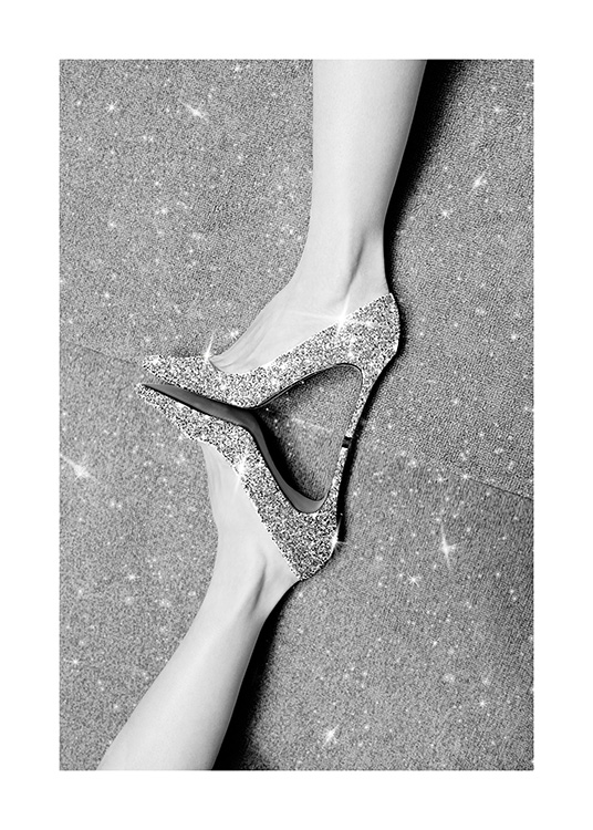  - Sort-hvidt fotografi af et par højhælede sko med glimmer og en baggrund med glimmer