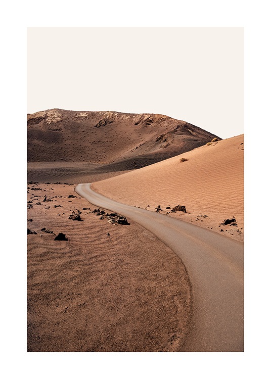  – Naturplakat med fotografi af en vej i ørkenen omgivet af sandklitter