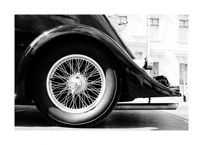  – Sort-hvidt fotografi af et hjul på en vintagebil