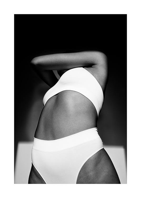  - Sort-hvidt fotografi af en kvinde i hvidt undertøj