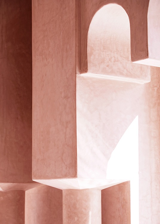  - Fotografi med detaljer fra en betonbygning i lyserød med små buer og søjler