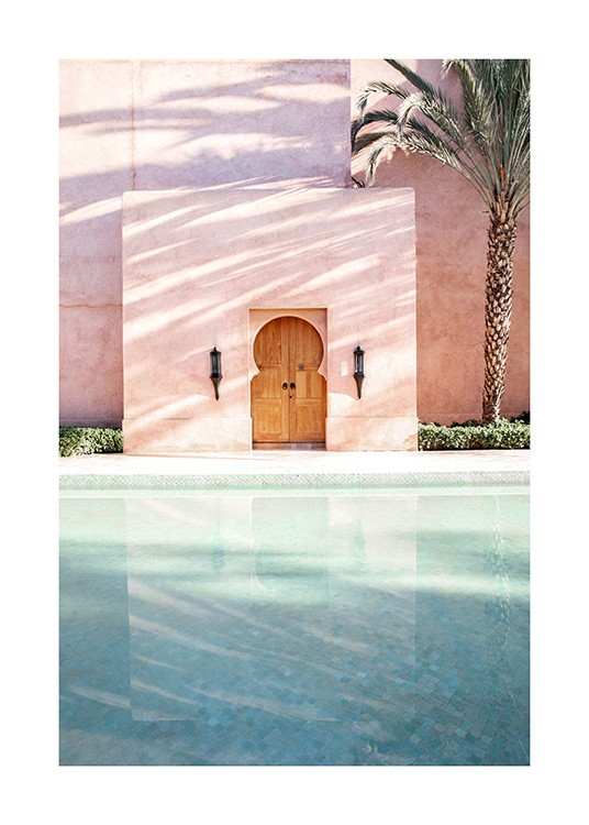  - Fotografi af en palme ved siden af en lyserød bygning med et bassin foran