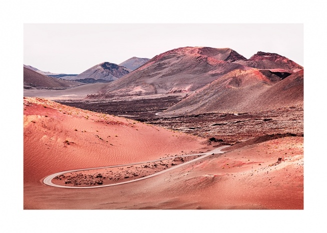  – Fotografi af rødt sand i et vulkanlandskab med bjerge i baggrunden