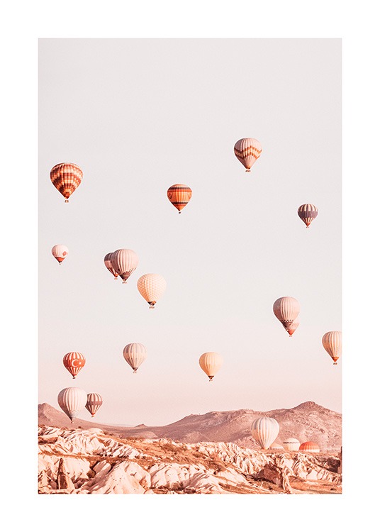  – Fotografi af et bjerglandskab med luftballoner, der flyver over bjergene