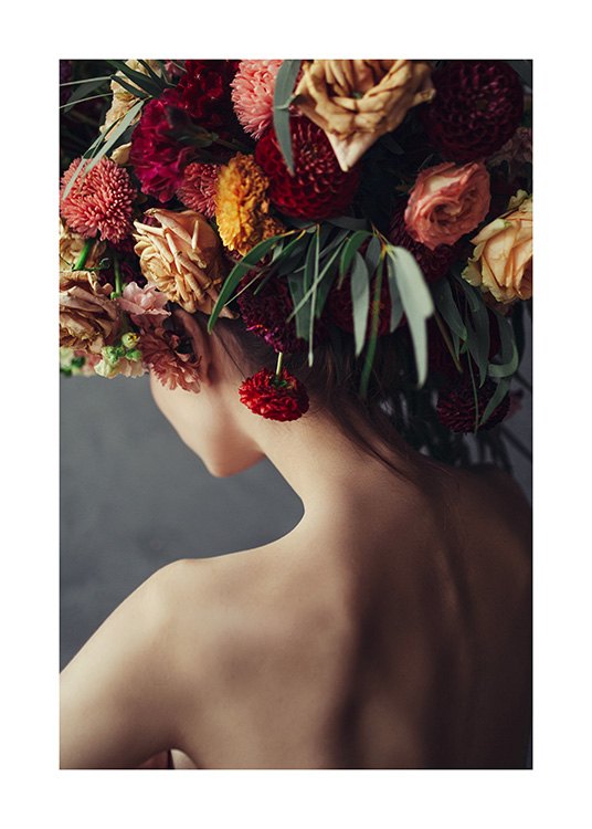  – Fotografi af en buket gule og røde blomster på en kvindes hoved