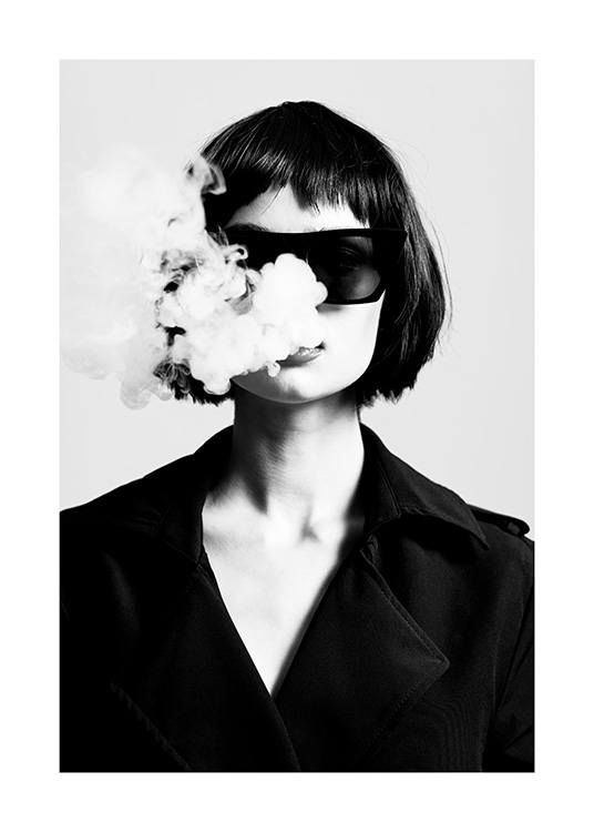  – Sort-hvidt fotografi af en kvinde iført solbriller og jakke med røg, der kommer ud af munden
