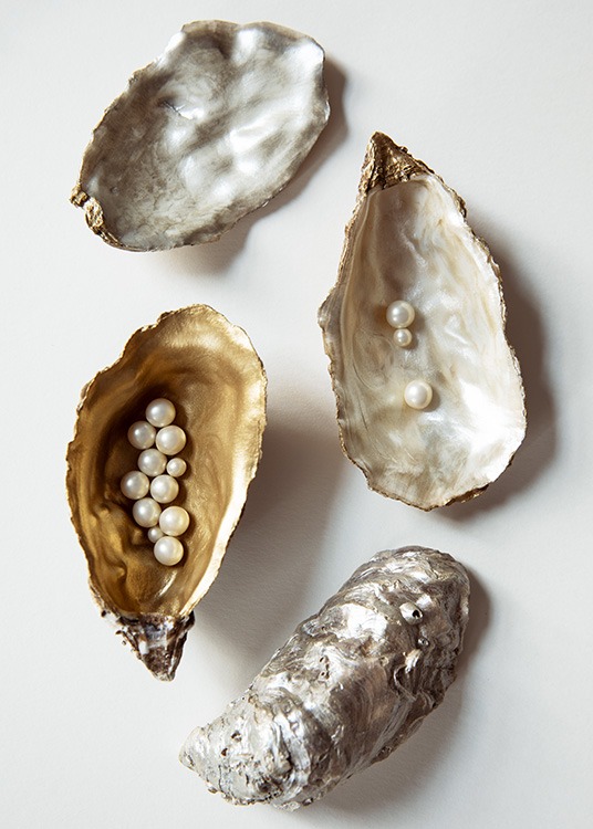  – Fotografi af guld- og sølvbemalede østersskaller med perler i